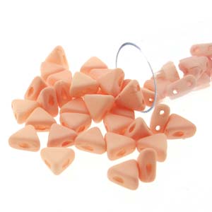 Opaque Light Peach Silk Matte Kheops par Puca Beads